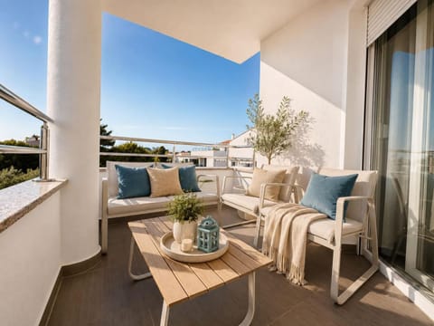 Day, Natural landscape, Balcony/Terrace, Seating area