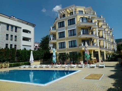 Property building, Day, Swimming pool, sunbed