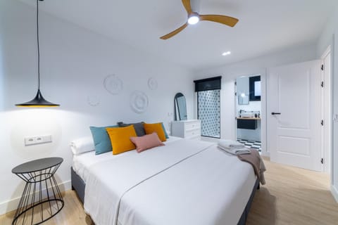 Bed, Bedroom, fireplace