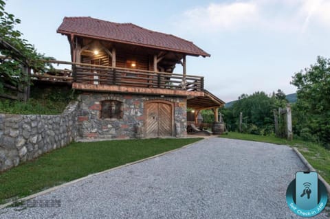 Property building, Patio, Day, Natural landscape, Summer, Location
