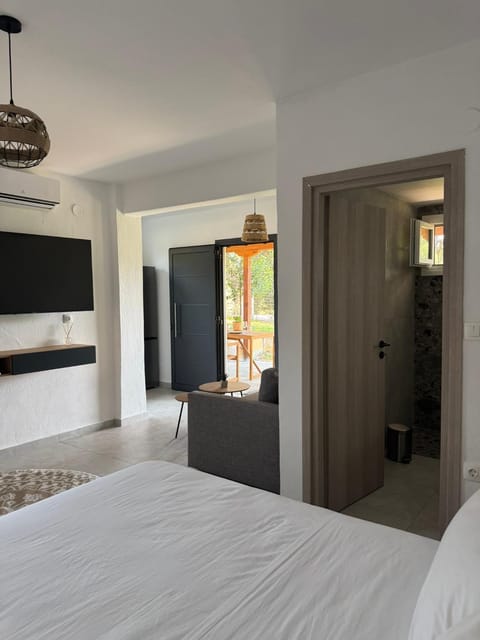 Bed, TV and multimedia, Photo of the whole room, Bedroom