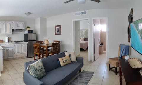 Communal lounge/ TV room, TV and multimedia, Kitchen or kitchenette, Living room, Seating area, Dining area, fireplace, minibar, pet friendly, stove