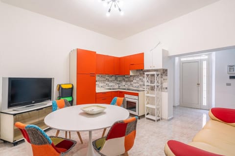 Communal lounge/ TV room, TV and multimedia, Kitchen or kitchenette, Living room, Seating area, Dining area, Evening entertainment