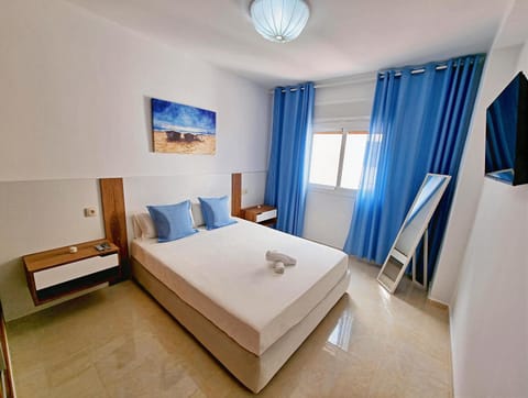 Bed, TV and multimedia, Photo of the whole room, Bedroom, towels