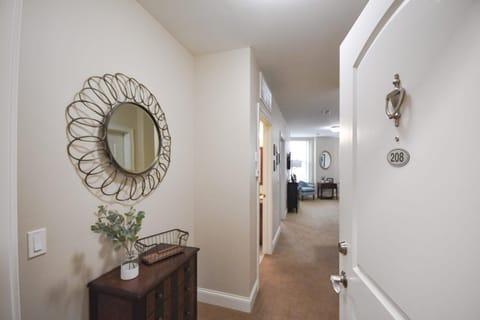 Stay at the Historic Inman Apartment in Champaign