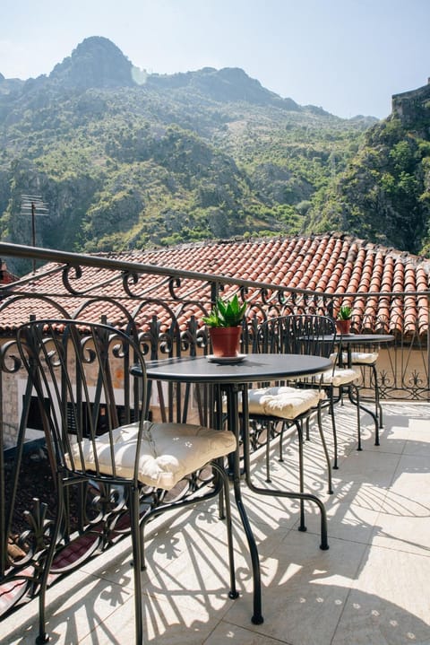 View (from property/room), Balcony/Terrace, Dining area, Mountain view