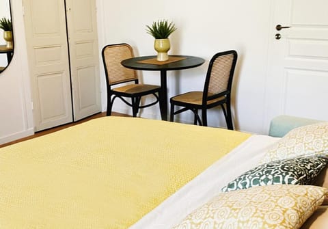 Bed, Living room, Photo of the whole room, Seating area, Dining area, Bedroom, hair dresser