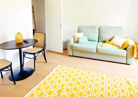 Bed, Living room, Photo of the whole room, Seating area, Dining area, Bedroom