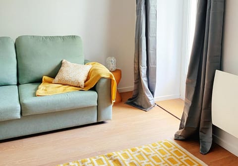 Living room, Seating area, internet