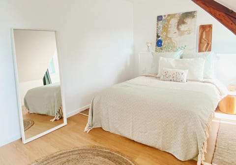 Bed, Photo of the whole room, Bedroom