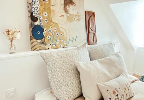 Bed, Photo of the whole room, Decorative detail, Bedroom