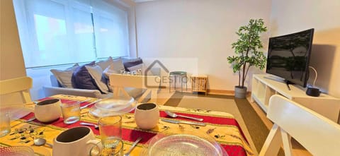 TV and multimedia, Photo of the whole room, Decorative detail, Seating area, Dining area, heating, internet