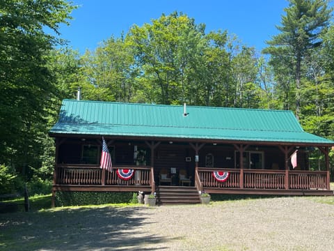 Mountain-Top-Hideaway Stay in a log cabin on a private rd! Swim, hike, explore a true mountain experience Cabin in Capital District, NY, USA