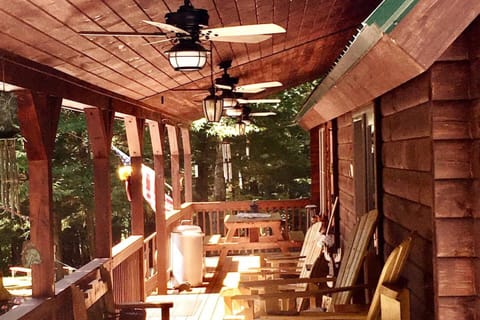 Mountain-Top-Hideaway Stay in a log cabin on a private rd! Swim, hike, explore a true mountain experience Cabin in Capital District, NY, USA