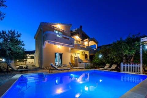 Property building, Facade/entrance, Garden, Balcony/Terrace, Beach, Swimming pool, Sunrise, Sunset