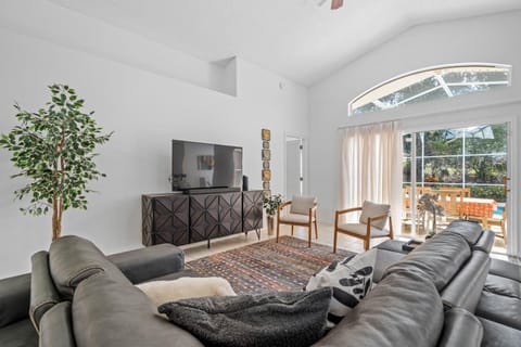 Communal lounge/ TV room, TV and multimedia, Living room, Seating area, Evening entertainment