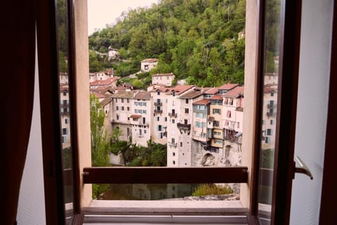 View (from property/room), Mountain view, River view, Street view, Quiet street view, washing machine