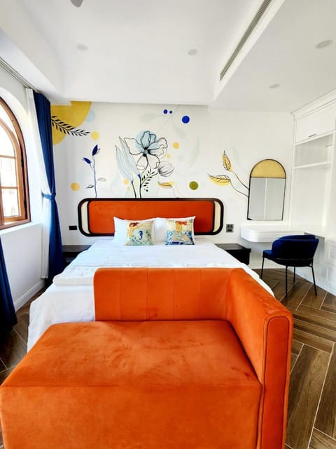 Bed, Living room, Photo of the whole room, Seating area, Bedroom