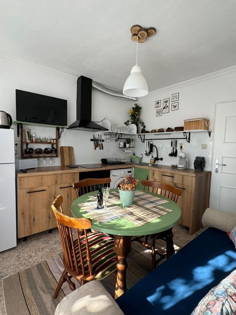 Communal lounge/ TV room, TV and multimedia, Kitchen or kitchenette, Seating area, Dining area, dishwasher, oven, pet friendly, stove