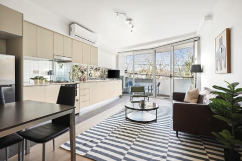 Kitchen or kitchenette, Living room, Seating area, Dining area
