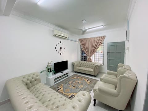 Communal lounge/ TV room, TV and multimedia, Living room, Seating area, air conditioner