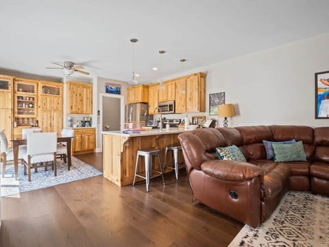 Kitchen or kitchenette, Living room, Seating area, Dining area