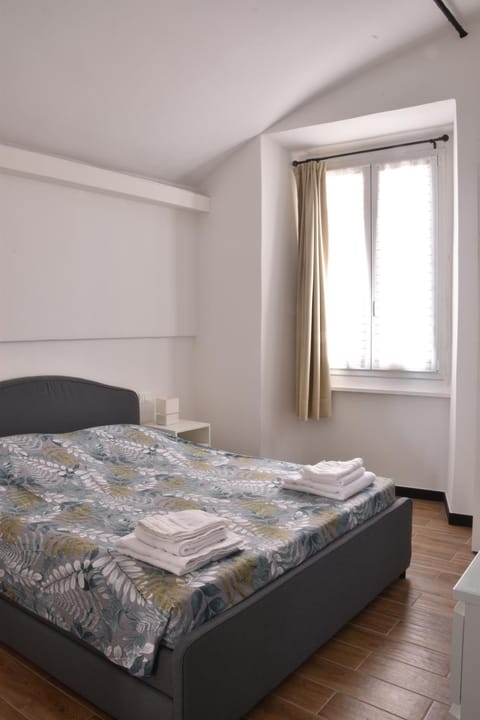 TV and multimedia, Bedroom, Street view, locker, towels, wardrobe, air conditioner