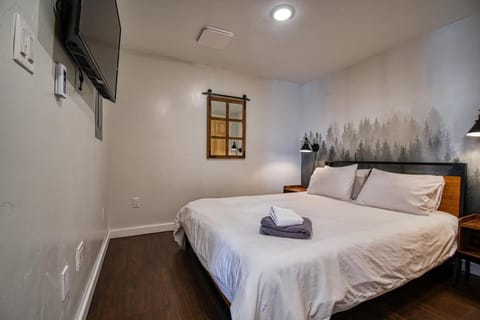 Bed, TV and multimedia, Bedroom, towels