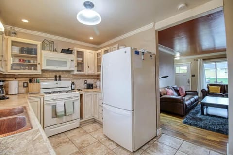 Kitchen or kitchenette, microwave, stove