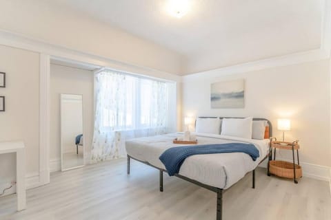 Home and Cottage in Mosswood Apartment in Oakland