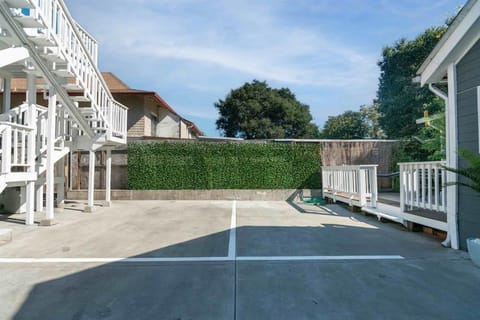 Home and Cottage in Mosswood Apartment in Oakland