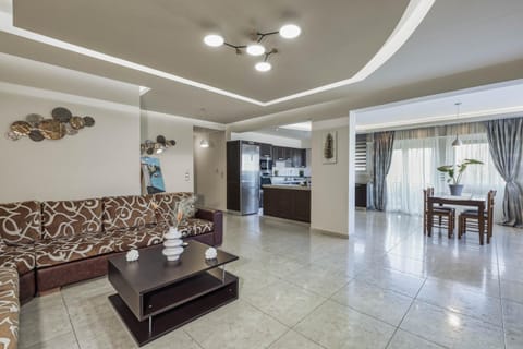 Kitchen or kitchenette, Dining area, stove