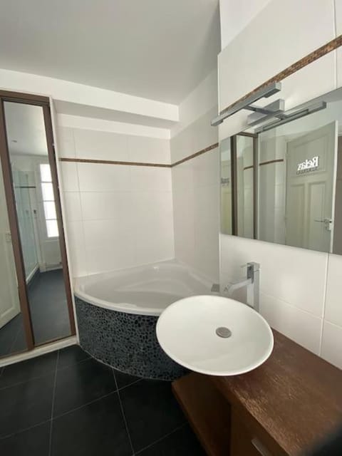 Maison charme 7 min Paris jardin Villa in Courbevoie