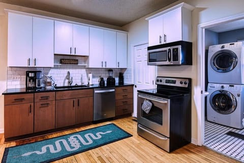 Coffee/tea facilities, Kitchen or kitchenette, dishwasher, microwave, stove, washing machine, dryer