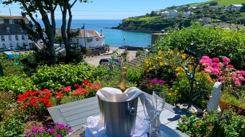 Patio, Garden, Food and drinks, Garden view, Sea view