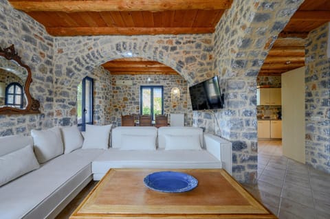 TV and multimedia, Living room, Decorative detail, Seating area, Dining area, heating