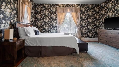 Bed, TV and multimedia, Bedroom