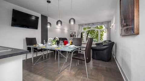 TV and multimedia, Living room, Seating area, Dining area
