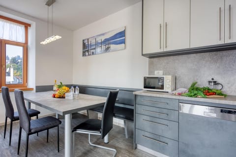 Kitchen or kitchenette, Dining area