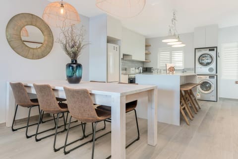 Kitchen or kitchenette, Seating area, Dining area, minibar, pet friendly, stove