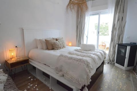 Photo of the whole room, Bedroom, internet