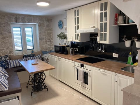 Coffee/tea facilities, Kitchen or kitchenette, Seating area, Dining area, dishwasher, oven, stove, washing machine, kitchen