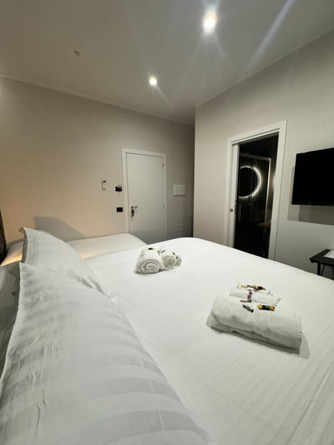 Bed, TV and multimedia, Photo of the whole room, Bedroom, towels