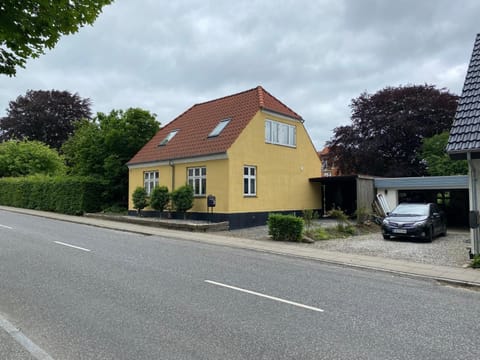 Property building, Neighbourhood, Street view, Location, Parking