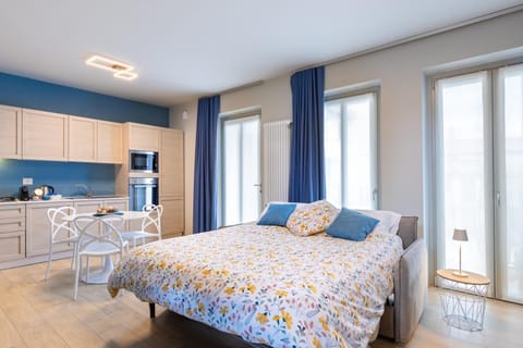 Bed, Photo of the whole room, Dining area