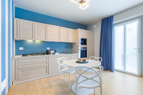 Kitchen or kitchenette, Dining area, minibar, pet friendly, stove, toaster