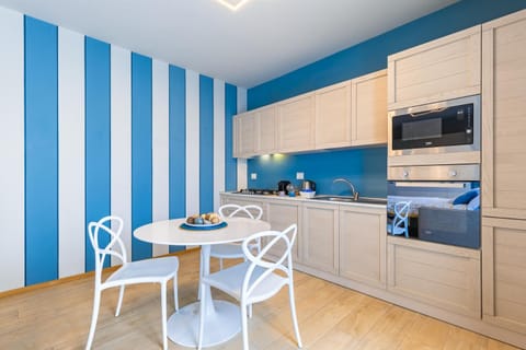 Kitchen or kitchenette, Dining area, dishwasher, minibar, pet friendly, stove