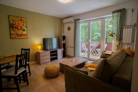 TV and multimedia, Living room, Seating area, Evening entertainment