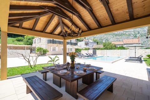 Patio, Day, Garden, Seating area, Dining area, Garden view, Pool view, Swimming pool, sunbed