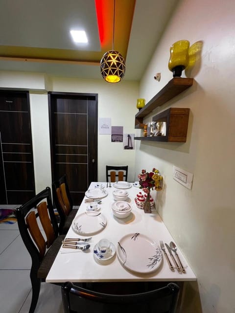Kitchen or kitchenette, Living room, Food and drinks, Seating area, Dining area, Food
